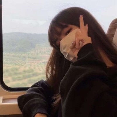 女生坐火车遇隔壁大哥鼾声如雷，被吵得睡不着满脸嫌弃，网友笑哭